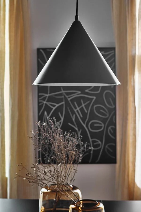 stożkowa metalowa lampa